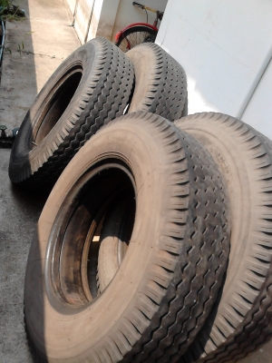 9.00-20 BRIDGE STONE  พร้อมยางใน และยางรอง  ( มี 4 เส้น )    Tel.081-427-3941