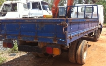 HINO KM 100 HP DM100 รถบรรทุกหกล้อ กระบะเหล็กความยาว 4.30 สภาพดีมากครับพร้อมบรรทุกได้เลย เครื่องยนต์แน่นดีแรงดีไม่มีเยิ้ม หัวเก๋งของ HINO FB ภายในเก๋งคอนโซลครบ พวงมาลัยธรรมดา ช่วงล่างใหญ่คานหน้าเฟืองท้ายใหญ่ 6 น็อตแล้วครับ ยาง 8.25 ขอบ 16 สภาพดี 60\% พร้อม