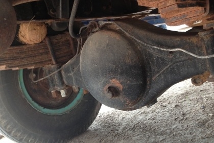 HINO KM 100 HP DM100 รถบรรทุกหกล้อ กระบะเหล็กความยาว 4.30 สภาพดีมากครับพร้อมบรรทุกได้เลย เครื่องยนต์แน่นดีแรงดีไม่มีเยิ้ม หัวเก๋งของ HINO FB ภายในเก๋งคอนโซลครบ พวงมาลัยธรรมดา ช่วงล่างใหญ่คานหน้าเฟืองท้ายใหญ่ 6 น็อตแล้วครับ ยาง 8.25 ขอบ 16 สภาพดี 60\% พร้อม