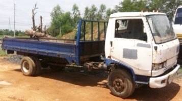 HINO KM 100 HP DM100 รถบรรทุกหกล้อ กระบะเหล็กความยาว 4.30 สภาพดีมากครับพร้อมบรรทุกได้เลย เครื่องยนต์แน่นดีแรงดีไม่มีเยิ้ม หัวเก๋งของ HINO FB ภายในเก๋งคอนโซลครบ พวงมาลัยธรรมดา ช่วงล่างใหญ่คานหน้าเฟืองท้ายใหญ่ 6 น็อตแล้วครับ ยาง 8.25 ขอบ 16 สภาพดี 60\% พร้อม