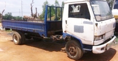 HINO KM 100 HP DM100 รถบรรทุกหกล้อ กระบะเหล็กความยาว 4.30 สภาพดีมากครับพร้อมบรรทุกได้เลย เครื่องยนต์แน่นดีแรงดีไม่มีเยิ้ม หัวเก๋งของ HINO FB ภายในเก๋งคอนโซลครบ พวงมาลัยธรรมดา ช่วงล่างใหญ่คานหน้าเฟืองท้ายใหญ่ 6 น็อตแล้วครับ ยาง 8.25 ขอบ 16 สภาพดี 60\% พร้อม