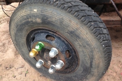 HINO KM 100 HP DM100 รถบรรทุกหกล้อ กระบะเหล็กความยาว 4.30 สภาพดีมากครับพร้อมบรรทุกได้เลย เครื่องยนต์แน่นดีแรงดีไม่มีเยิ้ม หัวเก๋งของ HINO FB ภายในเก๋งคอนโซลครบ พวงมาลัยธรรมดา ช่วงล่างใหญ่คานหน้าเฟืองท้ายใหญ่ 6 น็อตแล้วครับ ยาง 8.25 ขอบ 16 สภาพดี 60\% พร้อม