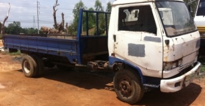 HINO KM 100 HP DM100 รถบรรทุกหกล้อ กระบะเหล็กความยาว 4.30 สภาพดีมากครับพร้อมบรรทุกได้เลย เครื่องยนต์แน่นดีแรงดีไม่มีเยิ้ม หัวเก๋งของ HINO FB ภายในเก๋งคอนโซลครบ พวงมาลัยธรรมดา ช่วงล่างใหญ่คานหน้าเฟืองท้ายใหญ่ 6 น็อตแล้วครับ ยาง 8.25 ขอบ 16 สภาพดี 60\% พร้อม