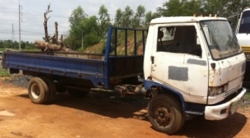 HINO KM 100 HP DM100 รถบรรทุกหกล้อ กระบะเหล็กความยาว 4.30 สภาพดีมากครับพร้อมบรรทุกได้เลย เครื่องยนต์แน่นดีแรงดีไม่มีเยิ้ม หัวเก๋งของ HINO FB ภายในเก๋งคอนโซลครบ พวงมาลัยธรรมดา ช่วงล่างใหญ่คานหน้าเฟืองท้ายใหญ่ 6 น็อตแล้วครับ ยาง 8.25 ขอบ 16 สภาพดี 60\% พร้อม