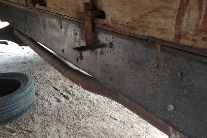 HINO KM 100 HP DM100 รถบรรทุกหกล้อ กระบะเหล็กความยาว 4.30 สภาพดีมากครับพร้อมบรรทุกได้เลย เครื่องยนต์แน่นดีแรงดีไม่มีเยิ้ม หัวเก๋งของ HINO FB ภายในเก๋งคอนโซลครบ พวงมาลัยธรรมดา ช่วงล่างใหญ่คานหน้าเฟืองท้ายใหญ่ 6 น็อตแล้วครับ ยาง 8.25 ขอบ 16 สภาพดี 60\% พร้อม