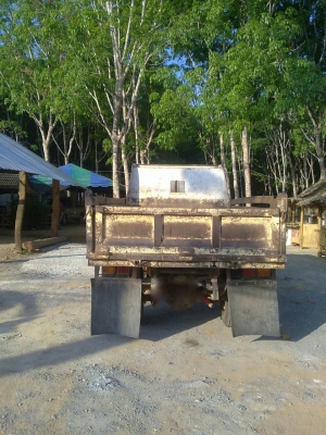 รถนิสสัน 6 ล้อดั้ม  120  แรงม้า.  ปี 46  สนใจติดต่อ 081 - 6079515