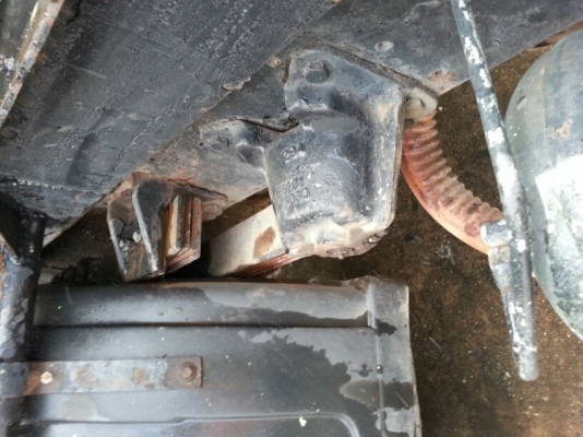 รถนิสสัน UD  10  ล้อ หัวลาก 180 แรงม้า. ปี 34  (  * ขายตามสภาพ. / มีขาย 2 คัน.  )   สนใจติดต่อ 081 - 6079515