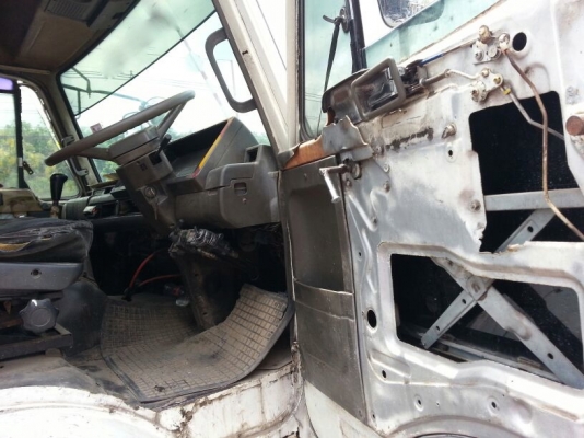 รถนิสสัน UD  10  ล้อ หัวลาก 180 แรงม้า. ปี 34  (  * ขายตามสภาพ. / มีขาย 2 คัน.  )   สนใจติดต่อ 081 - 6079515