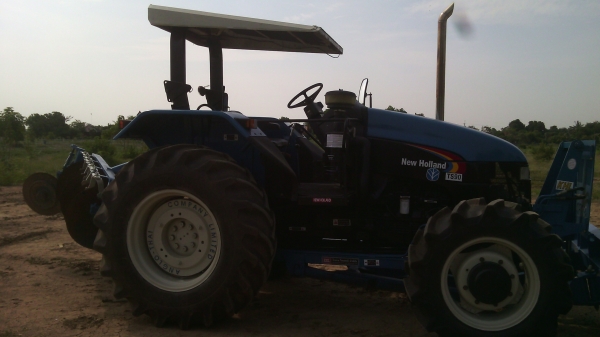 ขายNEWHOLLAND  รุ่นTS90   เป็นรถห้างแท้ๆสนใจ0810076640