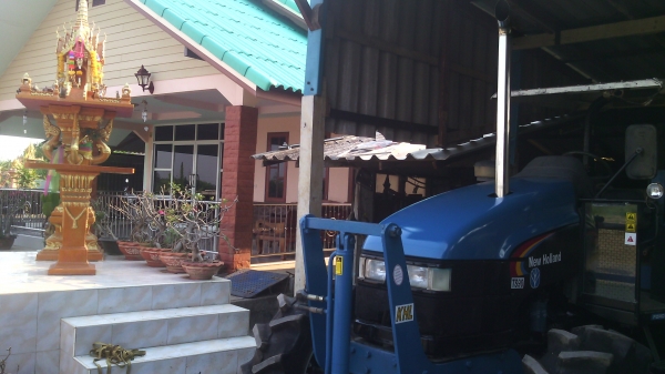 ขายNEWHOLLAND  รุ่นTS90   เป็นรถห้างแท้ๆสนใจ0810076640