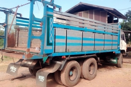 HINO SUMO FM227 - 220 HP EM100 สิบล้อดั๊มพ์ 2 เพลา กระบะดั๊มพ์มิเนียม 12 ตันสภาพดีสวยพร้อมบรรทุกหนักได้เลยครับ เครื่องยนต์เดิมๆเกียร์เดิมแรงดีไม่มีเยิ้ม หัวเก๋งสวยไม่มีผุภายในเก๋งคอนโซลสวยครบ พวงมาลัยเพาเวอร์ ระบบเบรคทริ๊ปฟี้ครบ ช่วงล่างแน่นคัชซีไม่มีบวม