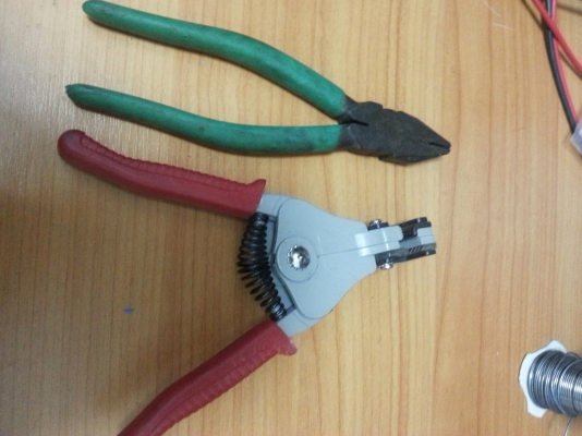 คีมปอกสายไฟ