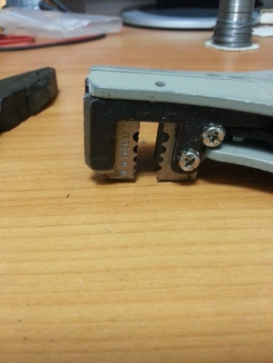 คีมปอกสายไฟ