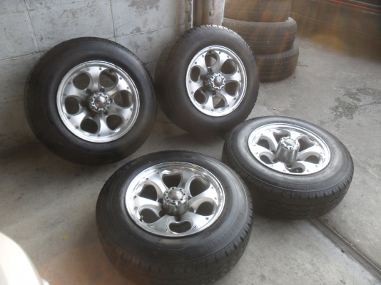 ล้อแม็ก 15นิ้ว 6รู พร้อมยาง สวยๆ 4 ล้อ ราคา 5000 บาท