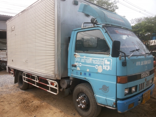 isuzu 6 ล้อ NKR ตู้บรรทุก