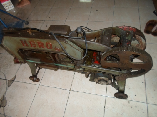 แท่นเลื่อย HERO พร้อมใช้งาน ไฟบ้าน อุปกรณ์ครบ สภาพสวย เดิม ๆ 8,500 แท่นเลื่อย HERO พร้อมใช้งาน ไฟบ้าน อุปกรณ์ครบ สภาพสวย เดิม ๆ 8,500