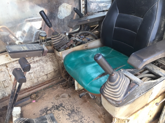 Pc200-5 คอนโทนสั้น ไฟฟ้ามีแต่ไม่ครบ เอวใหม่ แน่น ช่วงล่างใช้ได้...มีหัวคีบและบุ้งกีครบ....