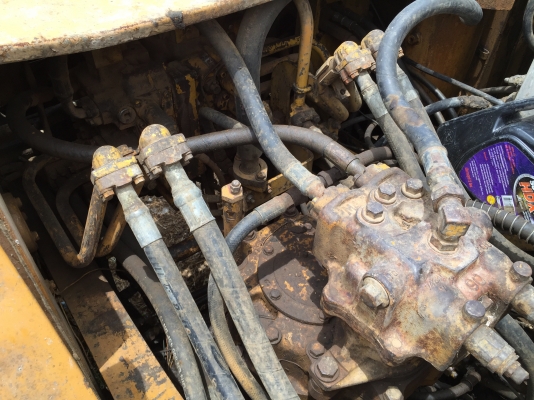 Pc200-5 คอนโทนสั้น ไฟฟ้ามีแต่ไม่ครบ เอวใหม่ แน่น ช่วงล่างใช้ได้...มีหัวคีบและบุ้งกีครบ....