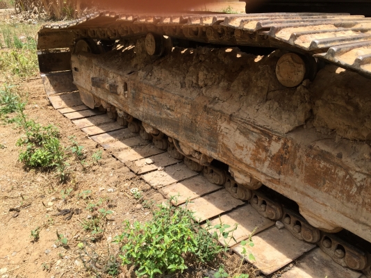 Pc200-5 คอนโทนสั้น ไฟฟ้ามีแต่ไม่ครบ เอวใหม่ แน่น ช่วงล่างใช้ได้...มีหัวคีบและบุ้งกีครบ....