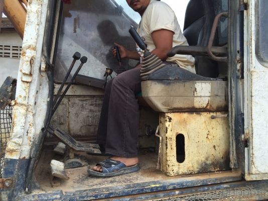 Pc200-5 คอนโทนสั้น ไฟฟ้ามีแต่ไม่ครบ เอวใหม่ แน่น ช่วงล่างใช้ได้...มีหัวคีบและบุ้งกีครบ....