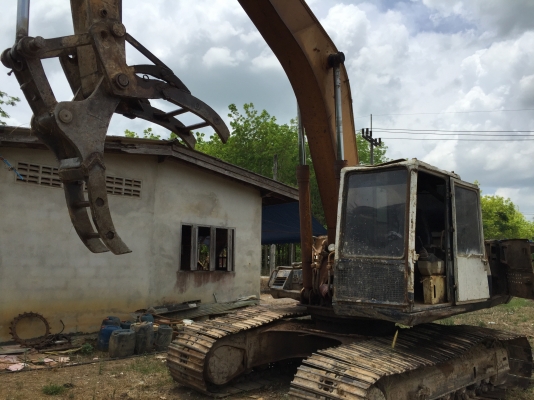 Pc200-5 คอนโทนสั้น ไฟฟ้ามีแต่ไม่ครบ เอวใหม่ แน่น ช่วงล่างใช้ได้...มีหัวคีบและบุ้งกีครบ....