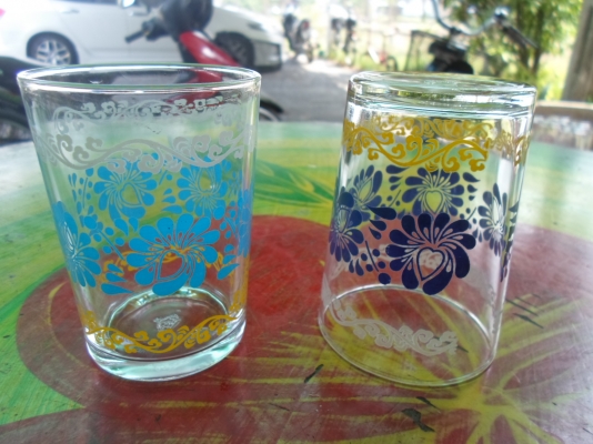 แก้วลายดอกไม้ ตอกตรามงกุฏ สภาพสวย ๆ ทุกใบ งานเก่าเก็บ ใบละ 70