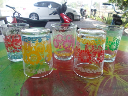 แก้วลายดอกไม้ ตอกตรามงกุฏ สภาพสวย ๆ ทุกใบ งานเก่าเก็บ ใบละ 70