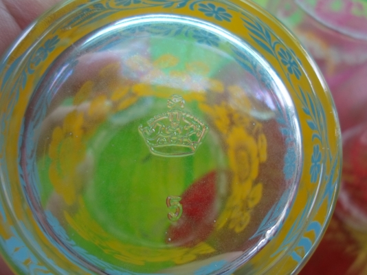 แก้วลายดอกไม้ ตอกตรามงกุฏ สภาพสวย ๆ ทุกใบ งานเก่าเก็บ ใบละ 70