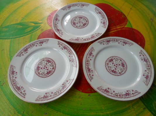 จานกระเบื้องเคลือบ ขอบทอง ลายยังชัดเจน มี 3 ใบ ขายเหมา 300