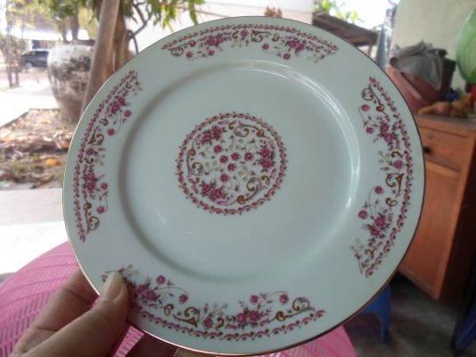 จานกระเบื้องเคลือบ ขอบทอง ลายยังชัดเจน มี 3 ใบ ขายเหมา 300