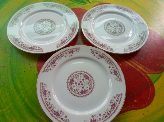 จานกระเบื้องเคลือบ ขอบทอง ลายยังชัดเจน มี 3 ใบ ขายเหมา 300