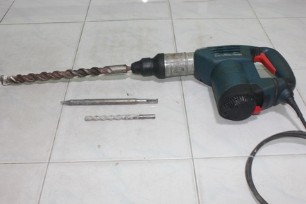 สว่านเจาะกระแทกโรตารี bosch gbh4-32 dfr ตัวใหญ่พร้อมใช้งานครับ