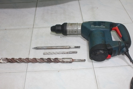 สว่านเจาะกระแทกโรตารี bosch gbh4-32 dfr ตัวใหญ่พร้อมใช้งานครับ