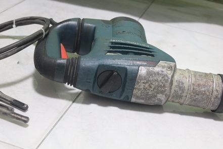 สว่านเจาะกระแทกโรตารี bosch gbh4-32 dfr ตัวใหญ่พร้อมใช้งานครับ