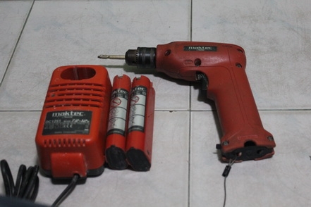 สว่านไขควงไร้สาย maktec  อุปกรณ์ครบ สภาพพร้อมใช้งานครับ