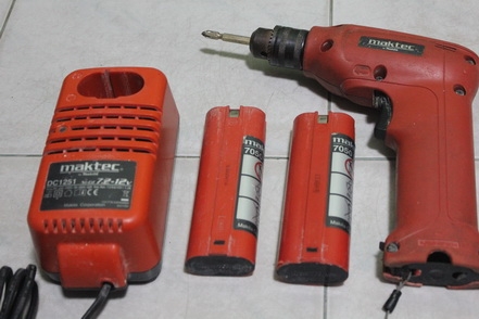 สว่านไขควงไร้สาย maktec  อุปกรณ์ครบ สภาพพร้อมใช้งานครับ