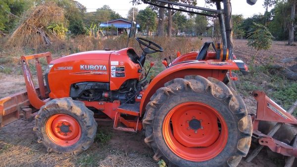 ขายรถไถคูโบต้า L3608 มีใบมีดดันดินผาล6/22พร้อมใช้งานครับ