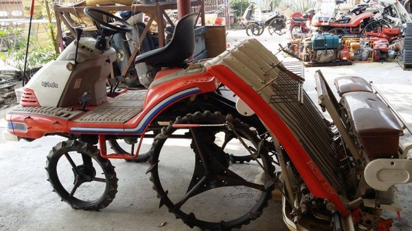 รถปลูกข้าวนั่งขับ KUBOTA  รุ่น SPA5  เก่าญี่ปุ่น  ดำนา 5 แถว มีกล่องหยอดปุ๋ยด้านท้าย  มีชั้นด้านข้างสำหรับวางกล้า สภาพสวย