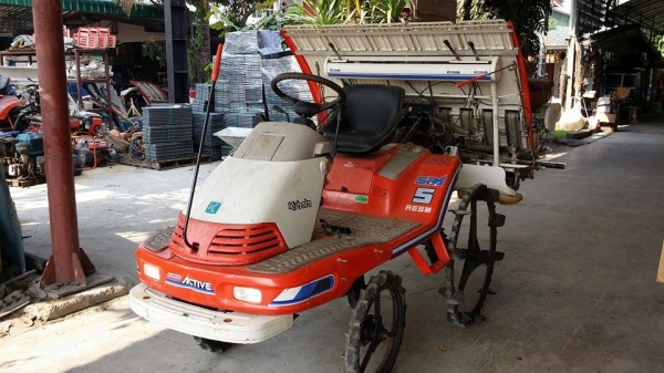 รถปลูกข้าวนั่งขับ KUBOTA  รุ่น SPA5  เก่าญี่ปุ่น  ดำนา 5 แถว มีกล่องหยอดปุ๋ยด้านท้าย  มีชั้นด้านข้างสำหรับวางกล้า สภาพสวย