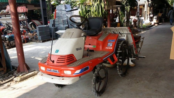 รถปลูกข้าวนั่งขับ KUBOTA  รุ่น SPA5  เก่าญี่ปุ่น  ดำนา 5 แถว มีกล่องหยอดปุ๋ยด้านท้าย  มีชั้นด้านข้างสำหรับวางกล้า สภาพสวย
