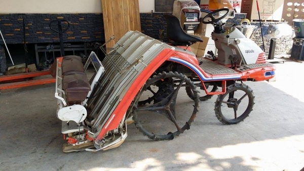 รถปลูกข้าวนั่งขับ KUBOTA  รุ่น SPA5  เก่าญี่ปุ่น  ดำนา 5 แถว มีกล่องหยอดปุ๋ยด้านท้าย  มีชั้นด้านข้างสำหรับวางกล้า สภาพสวย