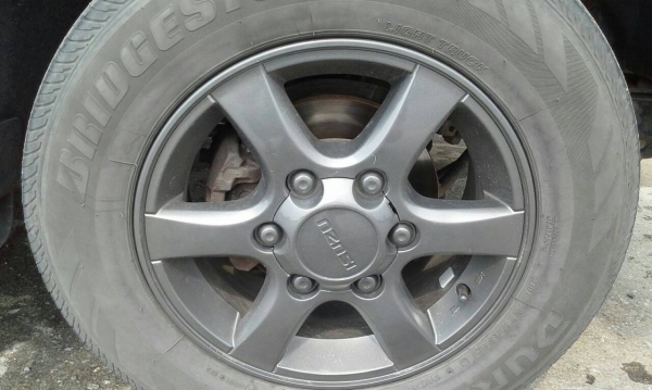 ล้อ isuzu พร้อมยาง ขอบ 15 ชุดล่ะ 5,800