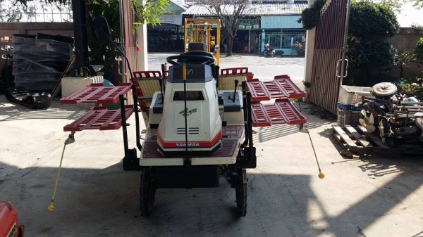 ถปลูกข้าวนั่งขับ YANMAR  รุ่น RR40 เก่าญี่ปุ่น ดำนา 4 แถว สภาพสวย เครื่องยนต์ติดง่าย สภาพสวยพร้อมใช้งาน