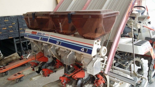 รถปลูกข้าวนั่งขับ KUBOTA รุ่น S1-400R เก่าญี่ปุ่น พร้อมกล่องหยอดปุ๋ยด้านท้าย ดำนา 4 แถว สภาพสวย เครื่องยนต์ติดง่าย สภาพพร้อมใช้งาน