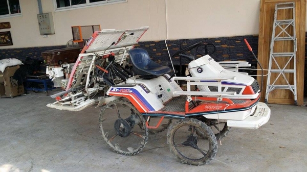 รถปลูกข้าวนั่งขับ KUBOTA รุ่น S1-400R เก่าญี่ปุ่น พร้อมกล่องหยอดปุ๋ยด้านท้าย ดำนา 4 แถว สภาพสวย เครื่องยนต์ติดง่าย สภาพพร้อมใช้งาน