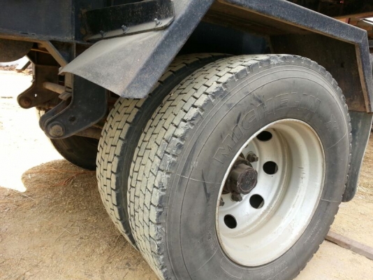 รถอีซูซุ 10 ล้อดั้ม FXZ  เปลื่ยนเครื่อง  270  แรงม้า. (  ขาวทำฟ้า. / ขาย แม่ , ลูก. )  สนใจติดต่อ 081 - 6079515