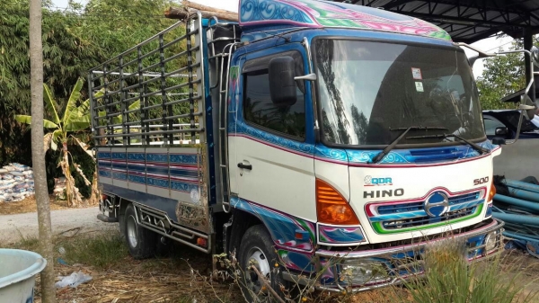 รถฮีโน่ 6 ล้อ  ( ไม่ดั้ม )  175 แรงม้า. ปี 54  ( รถวิ่ง 3x,xxx กม. )   สนใจติดต่อ 081 - 6079515