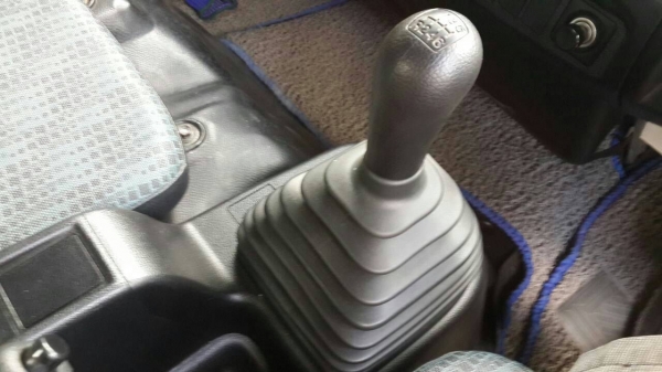 รถฮีโน่ 6 ล้อ  ( ไม่ดั้ม )  175 แรงม้า. ปี 54  ( รถวิ่ง 3x,xxx กม. )   สนใจติดต่อ 081 - 6079515