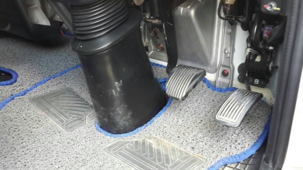 รถฮีโน่ 6 ล้อ  ( ไม่ดั้ม )  175 แรงม้า. ปี 54  ( รถวิ่ง 3x,xxx กม. )   สนใจติดต่อ 081 - 6079515