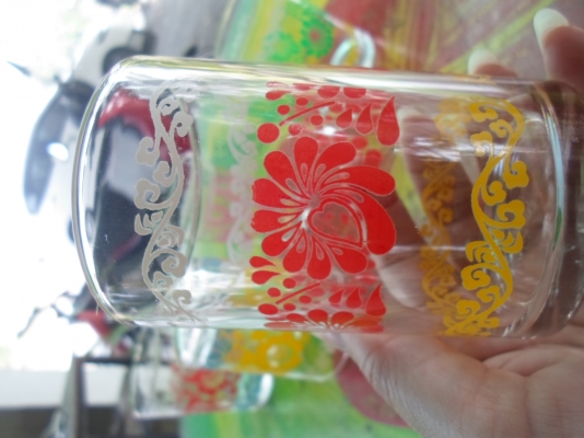 แก้วลายดอกไม้ ตอกตรามงกุฏ สภาพสวย ๆ ทุกใบ งานเก่าเก็บ ใบละ 70